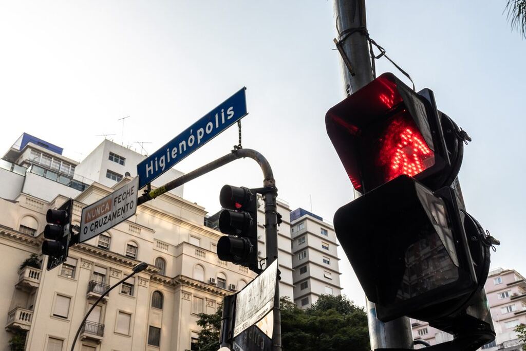 semáforo e placas do bairro Higienópolis