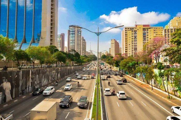 prédios e avenida da Vila Mariana