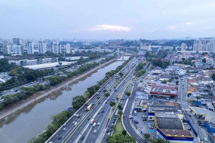 rodovias e carros vistos de cima, representando como funciona o rodízio em São Paulo