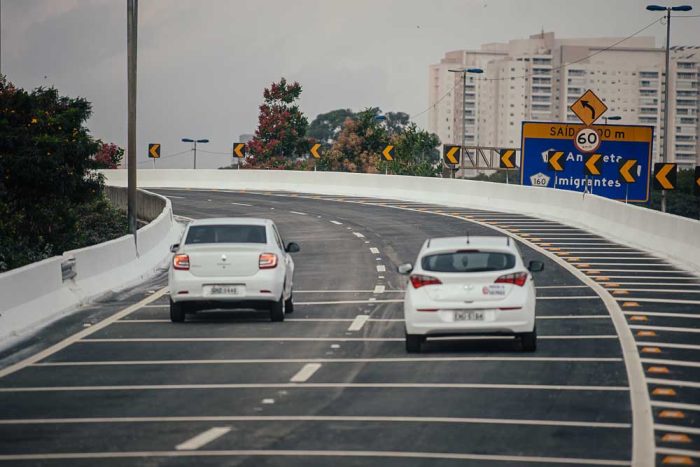 carros brancos na estrada representando como funciona o rodízio em São Paulo