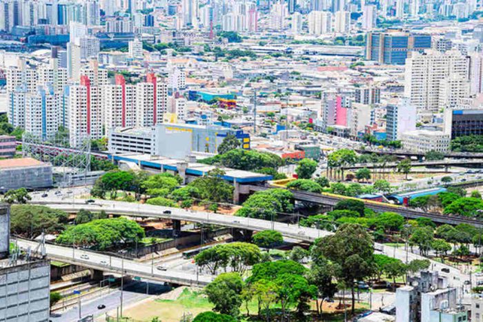 prédios e árvores em Mooca, um dos bairros italianos em São Paulo