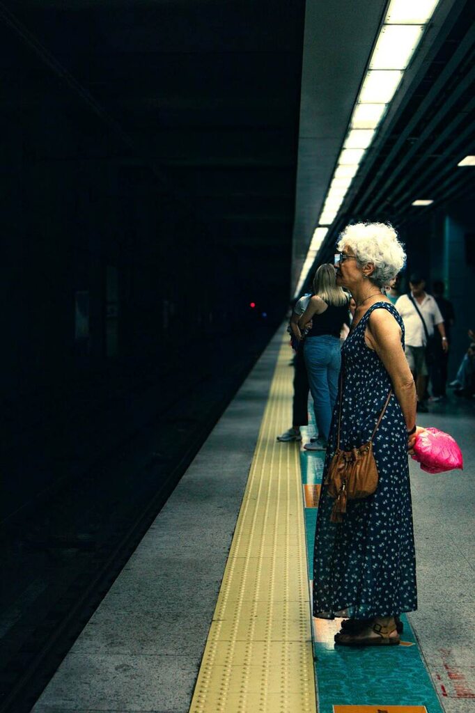 pessoas aguardando metrô em uma das linhas do metrô de São Paulo