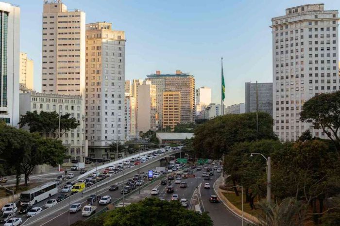 prédios e avenida representando o custo de vida em São Paulo