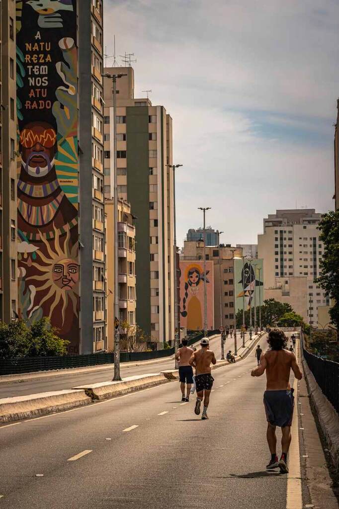 pessoas praticando corrida na rua