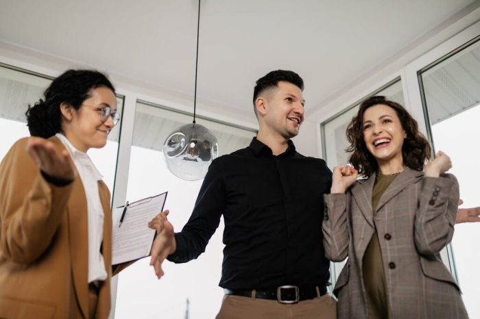 pessoas comemorando após saberem como financiar um apartamento