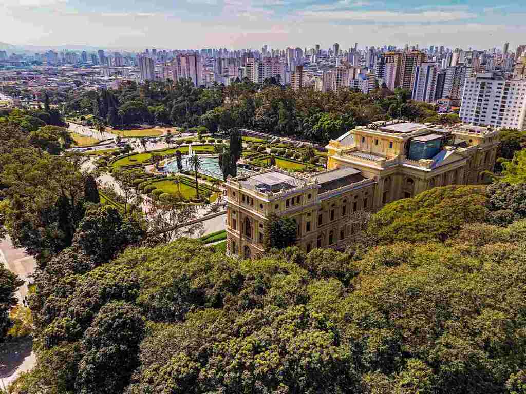 região arborizada em uma das praças de São Paulo