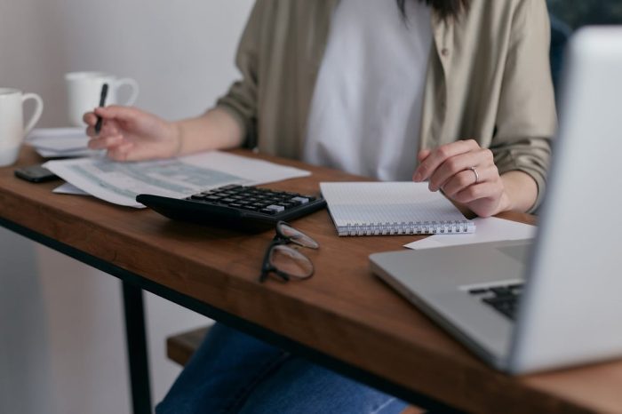 pessoa em escritório calculando o valor venal