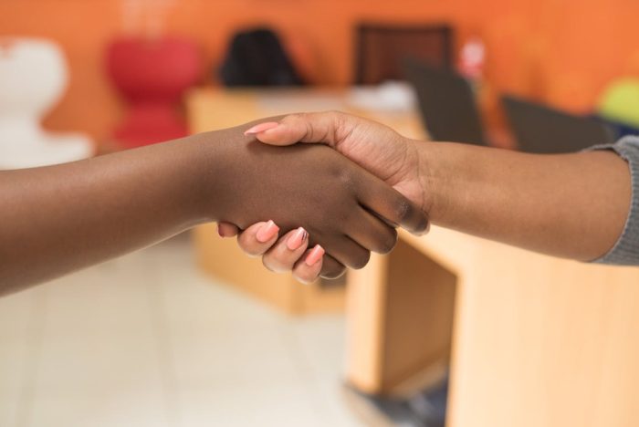 duas mãos juntas representando acordos e valor venal de imóvel