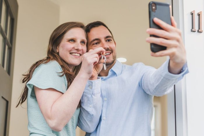 casal comemorando após obter imóvel representando o valor venal